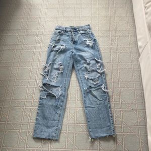 Very cute barely worn ripped jeans.